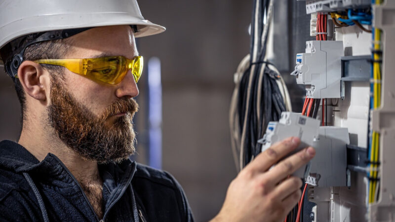 Czemu do modernizacji instalacji elektrycznych warto wynająć fachowca